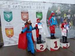 Гатчина провела новогодний забег в карнавальных костюмах!