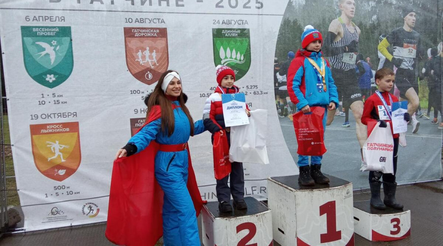 Гатчина провела новогодний забег в карнавальных костюмах!