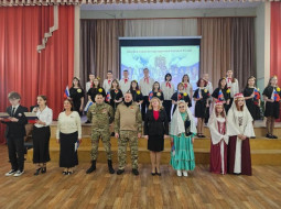 Год единства народов стартовал в Гатчине с линейки в школе №2