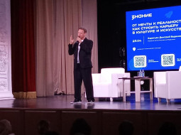 В Гатчине прошёл профориентационный урок с Дмитрием Харатьяном
