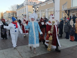 Гатчина встречает Новый год парадом Дедов Морозов!