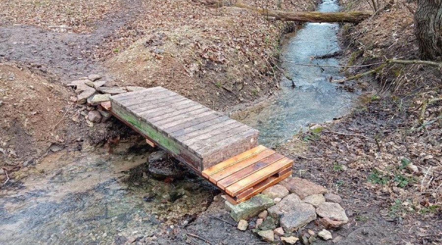 Самодельные мостики в усадьбе «Тайцы» вызвали общественный резонанс