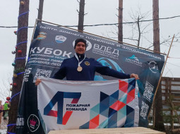Гатчинский пожарный стал триумфатором областных соревнований по зимнему плаванию