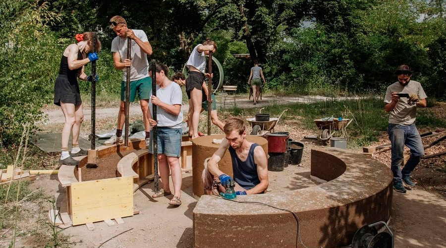 Приоратский парк в Гатчине станет полигоном для экологичного строительства: студенты проектируют землебитные павильоны